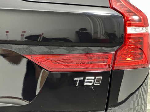 Used 2021 Volvo XC60 T5 Momentum image 33