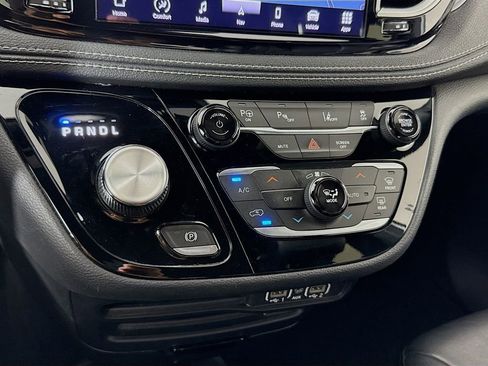 Used 2022 Chrysler Pacifica Touring-L w/ Uconnect Theater Family Group FWD image 17