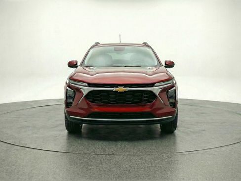 Used 2025 Chevrolet Trax LT FWD image 2
