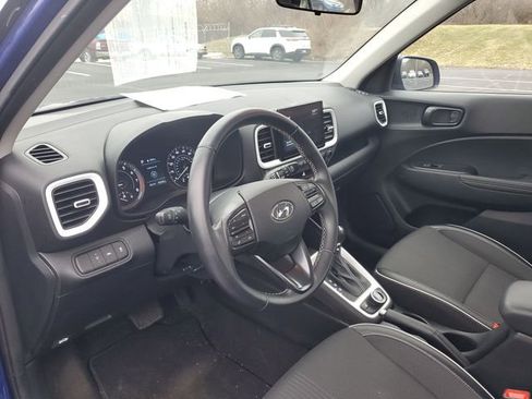 Used 2022 Hyundai Venue Limited image 18