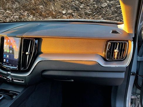 Used 2022 Volvo XC60 B5 Momentum image 13