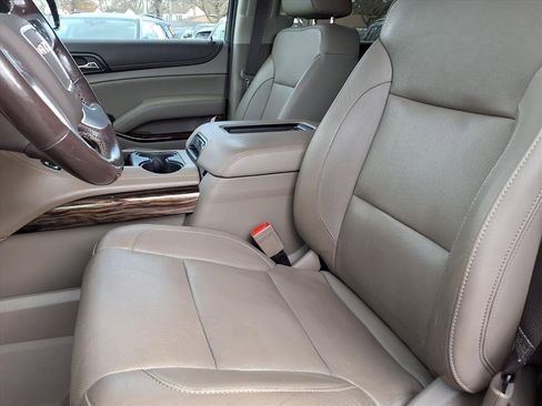 Used 2018 GMC Yukon SLT image 3