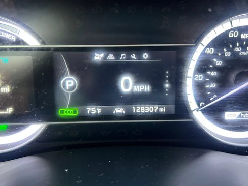 Used 2017 Kia Niro EX FWD image 18