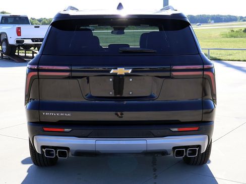 Used 2026 Chevrolet Traverse LT FWD image 7