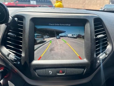 Used 2017 Jeep Cherokee Latitude w/ Safety/Convenience Group AWD/4WD image 10