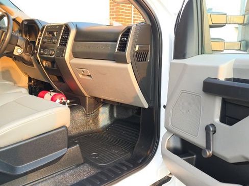 Used 2017 Ford F550 2WD Regular Cab Super Duty image 21