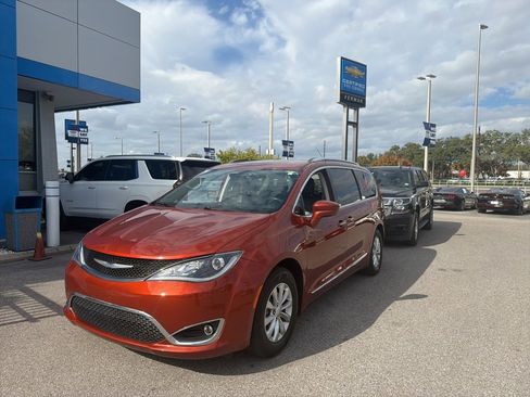 Used 2018 Chrysler Pacifica Touring-L image 6