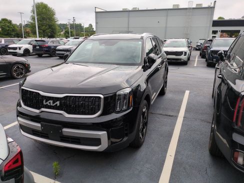Used 2024 Kia Telluride EX w/ EX Captain's Chair Package AWD/4WD image 2