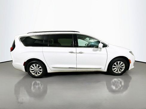 Used 2017 Chrysler Pacifica Touring-L FWD image 8
