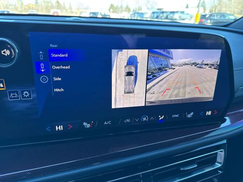 Used 2024 Chevrolet Traverse Z71 image 25