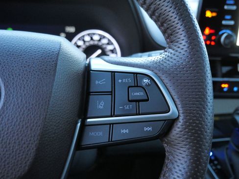 Certified 2023 Toyota Sienna Platinum image 29