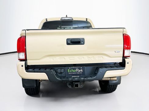 Used 2017 Toyota Tacoma TRD Off-Road w/ Premium & Technology Package AWD/4WD image 7