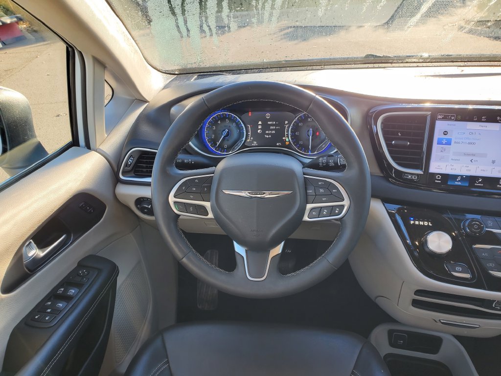 Used 2023 Chrysler Pacifica Touring-L FWD image 16