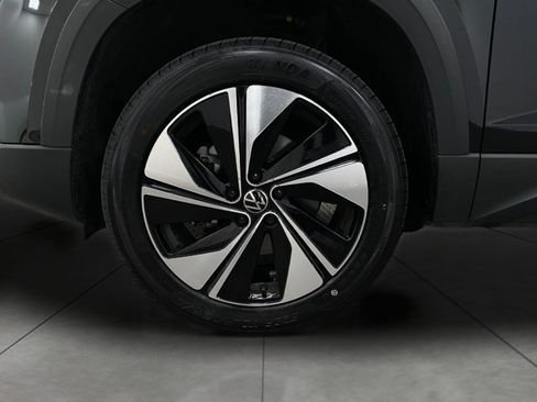 Used 2025 Volkswagen Taos SE AWD/4WD image 12