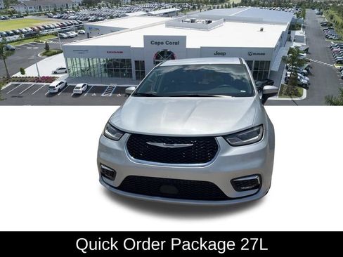 Used 2023 Chrysler Pacifica Touring-L FWD image 3