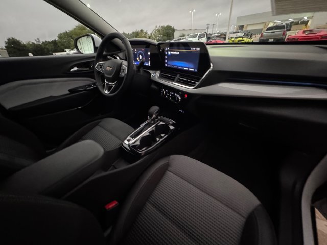 Used 2025 Chevrolet Trax LT w/ Driver Confidence Package FWD image 32