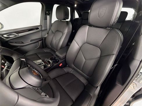 Certified 2026 Porsche Macan AWD/4WD image 5