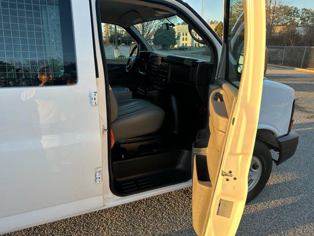 Used 2015 Chevrolet Express 2500 RWD image 17