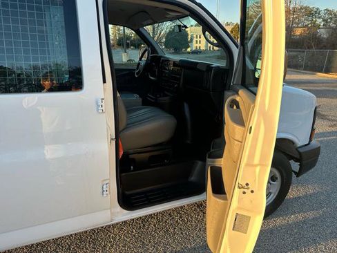 Used 2015 Chevrolet Express 2500 image 17