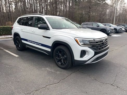 Used 2025 Volkswagen Atlas Peak Edition SE image 4