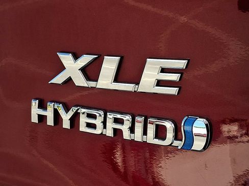 Used 2022 Toyota RAV4 XLE Premium AWD/4WD image 30