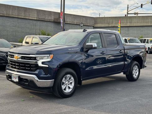 Used 2022 Chevrolet Silverado 1500 LT AWD/4WD image 1