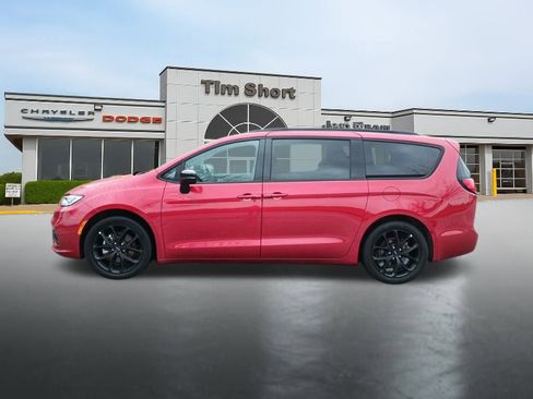 Used 2024 Chrysler Pacifica Touring-L w/ S Appearance Package image 2