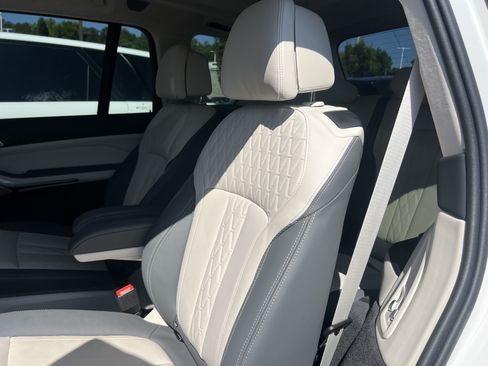 Used 2024 BMW X7 xDrive40i w/ M Sport Package AWD/4WD image 32