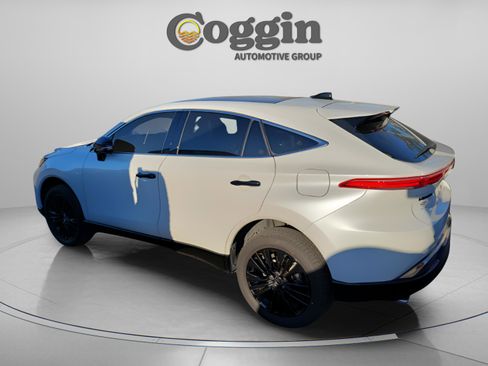 Certified 2023 Toyota Venza XLE image 3