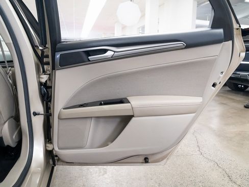 Used 2017 Ford Fusion SE image 19