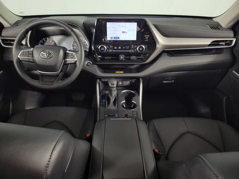 Used 2025 Toyota Highlander XLE FWD image 29