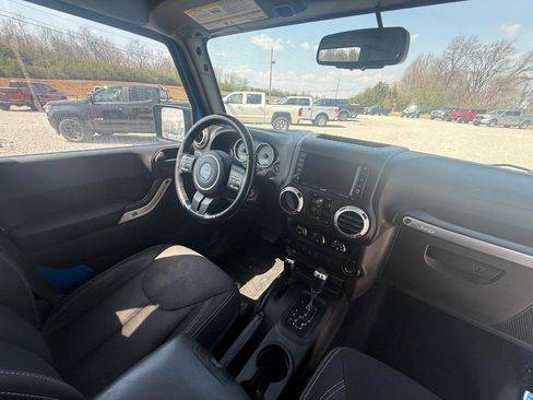 Used 2015 Jeep Wrangler Unlimited Sahara w/ Connectivity Group image 7