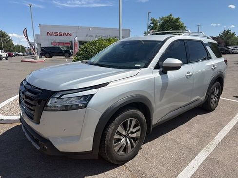 Used 2022 Nissan Pathfinder SL w/ SL Black Package FWD image 4
