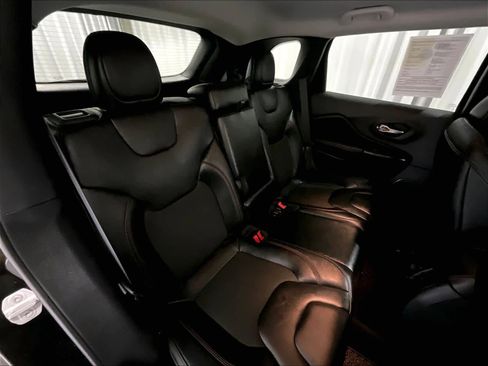 Used 2022 Jeep Cherokee Trailhawk w/ Comfort/Convenience Group image 16