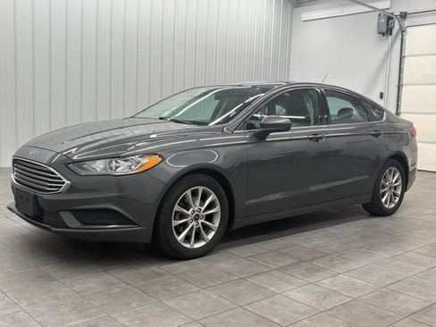 Used 2017 Ford Fusion SE w/ Fusion SE Technology Package FWD image 5