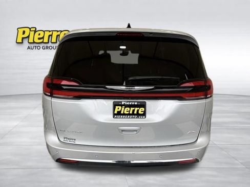 Used 2024 Chrysler Pacifica Touring-L AWD/4WD image 3