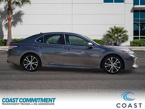 Used 2020 Toyota Camry SE w/ Sunroof Package FWD image 5