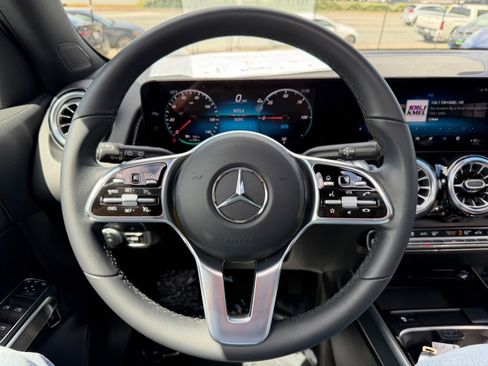 Used 2023 Mercedes-Benz EQB 300 4MATIC image 13