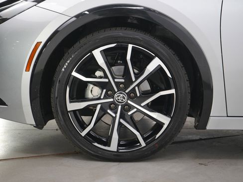 Used 2025 Toyota Prius Plug-In Hybrid image 28