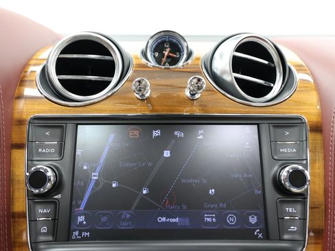 Used 2020 Bentley Bentayga Plug-In Hybrid image 40