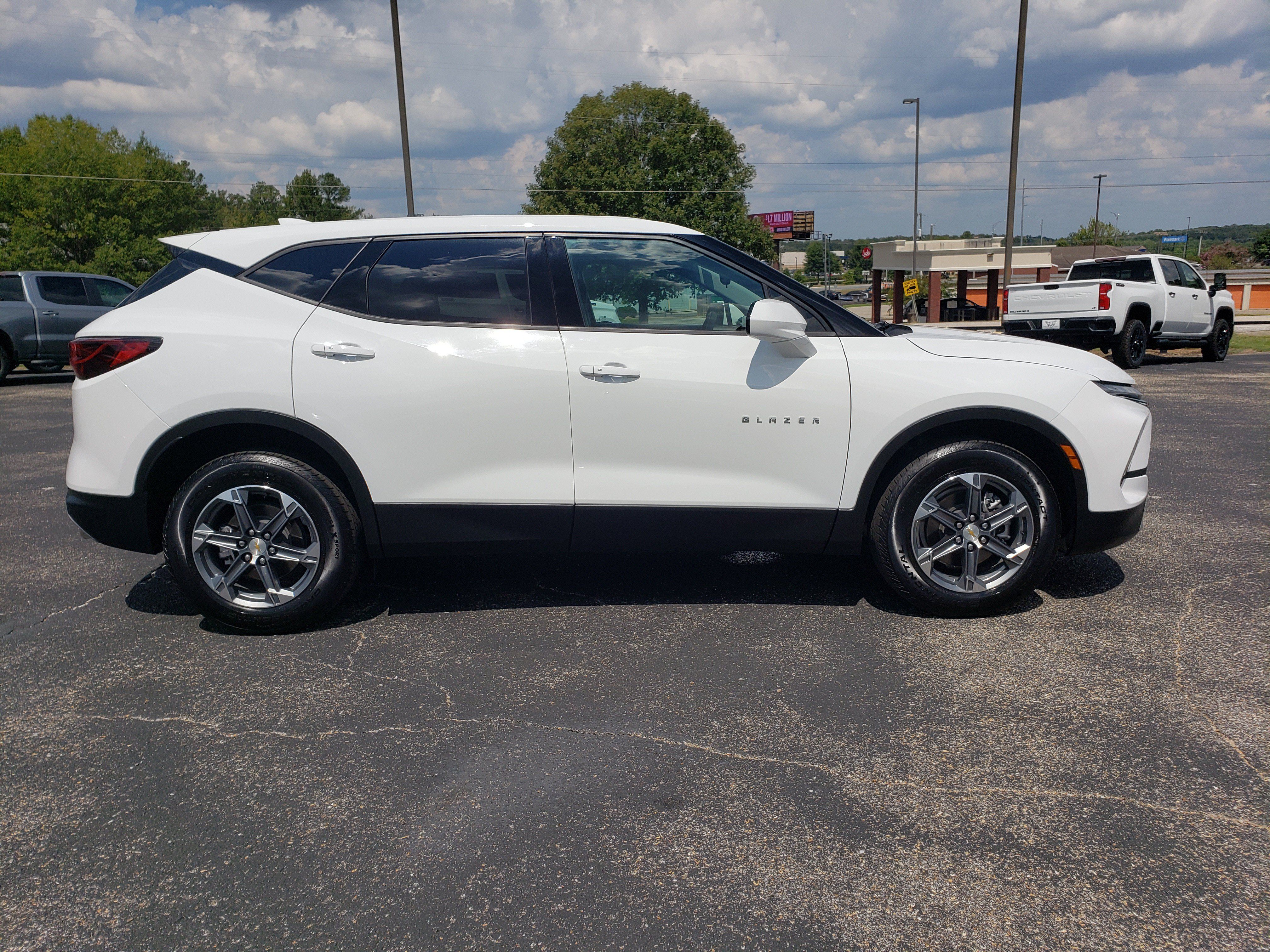 Used 2025 Chevrolet Blazer LT FWD image 5