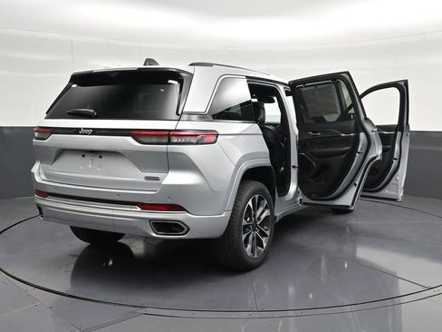 Used 2023 Jeep Grand Cherokee Overland w/ Luxury Tech Group IV RWD image 33