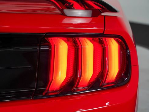 Used 2021 Ford Mustang Shelby GT500 w/ Carbon Fiber Handling Package RWD image 23