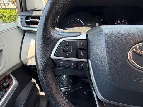 Used 2023 Toyota Sienna XLE FWD image 31