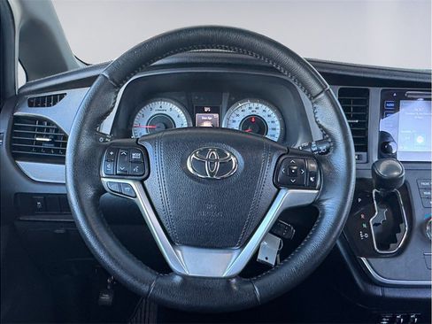 Used 2015 Toyota Sienna SE FWD image 12