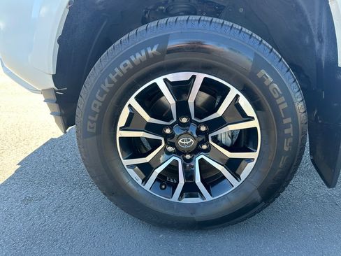 Used 2022 Toyota Tacoma TRD Sport AWD/4WD image 12