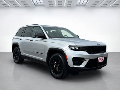 Used 2024 Jeep Grand Cherokee Altitude image 2