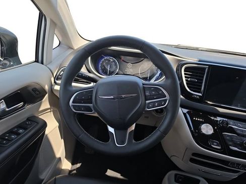 Used 2024 Chrysler Pacifica Touring-L FWD image 14