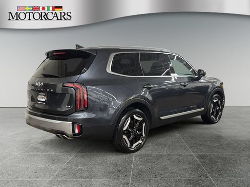 Used 2024 Kia Telluride EX w/ EX Captain's Chair Package AWD/4WD image 3