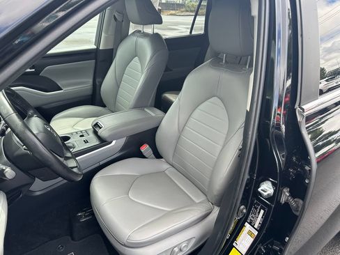 Used 2023 Toyota Highlander XLE AWD/4WD image 13